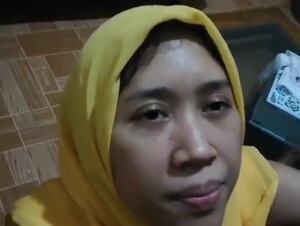 Hijab senyum crot di muka