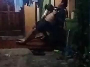 Ngintip tetangga lagi anu di depan rumah