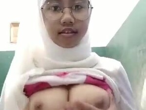 Bokep SMP- bocil kacamata memeknya gatel 2